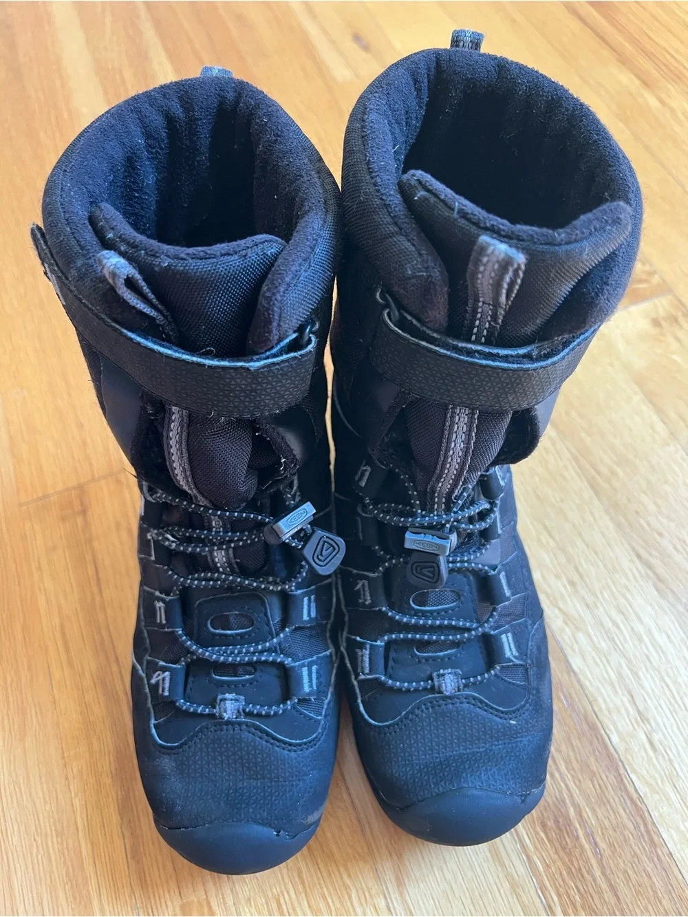 KEEN Kids Black Winter Boots size 1 - Waterproof Boots, Non-Marking Sole
